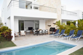 Spacious Villa with Beach Club WiFi & Private Pool